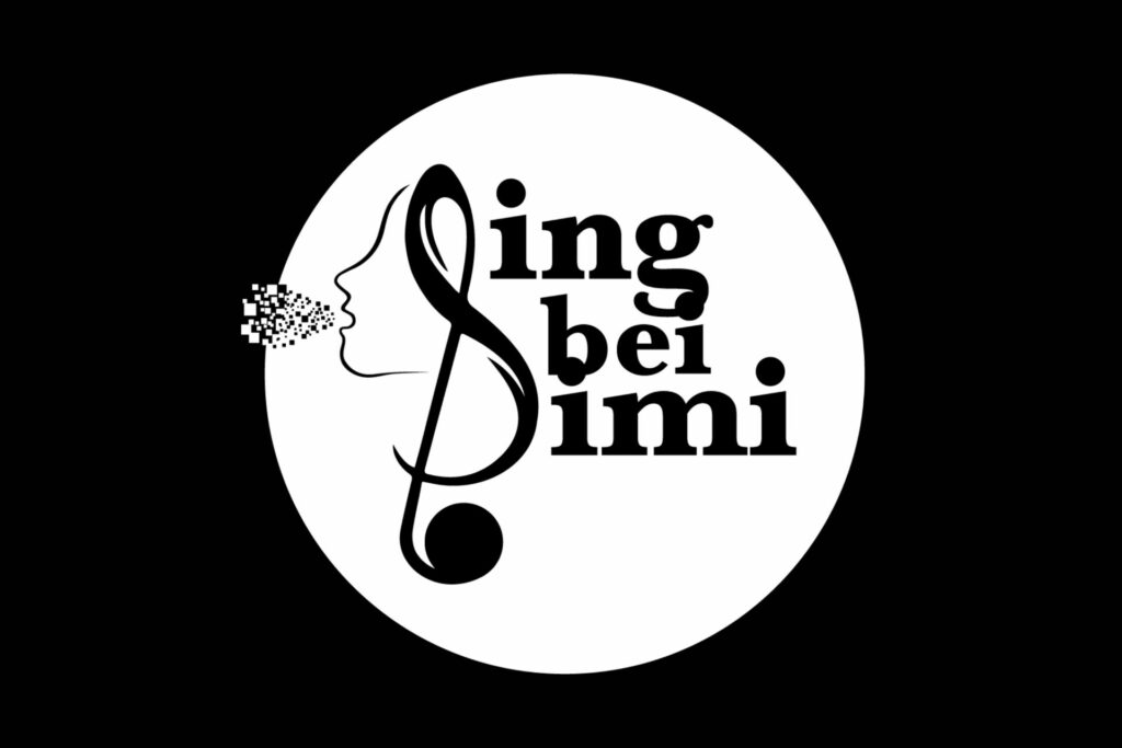 Logo der Gesangsschule SingBeiSimi wobei ein Notenschlüssel und die Worte Sing Bei Simi mit einer Person grafisch kombiniert werden.